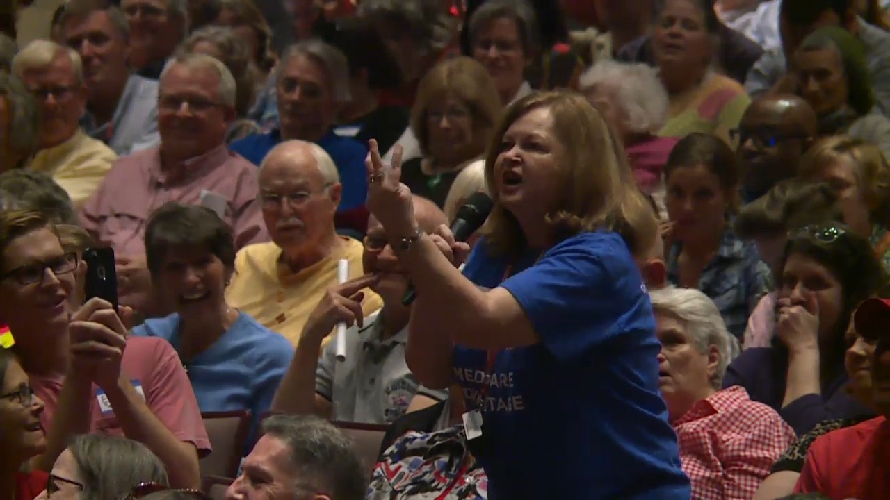 Angry crowds confront Republicans in Trump-era town halls – VICE News