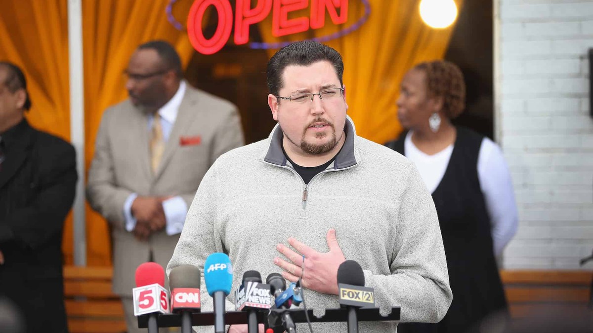 Ferguson Votes To Keep Mayor Who Ran City When Michael Brown Was Killed 