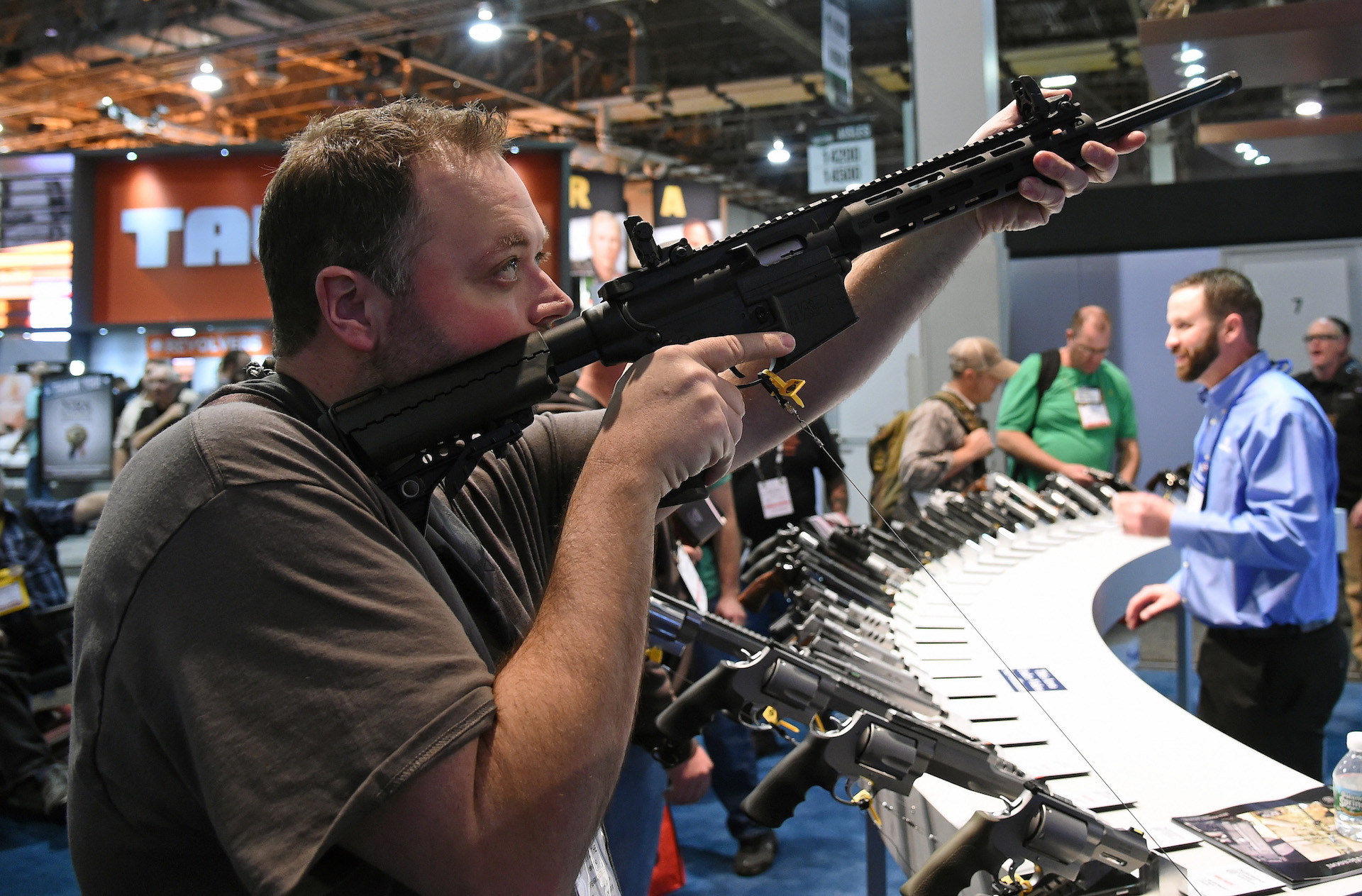 Gun wounds in California spike every time Nevada has a gun show – VICE News