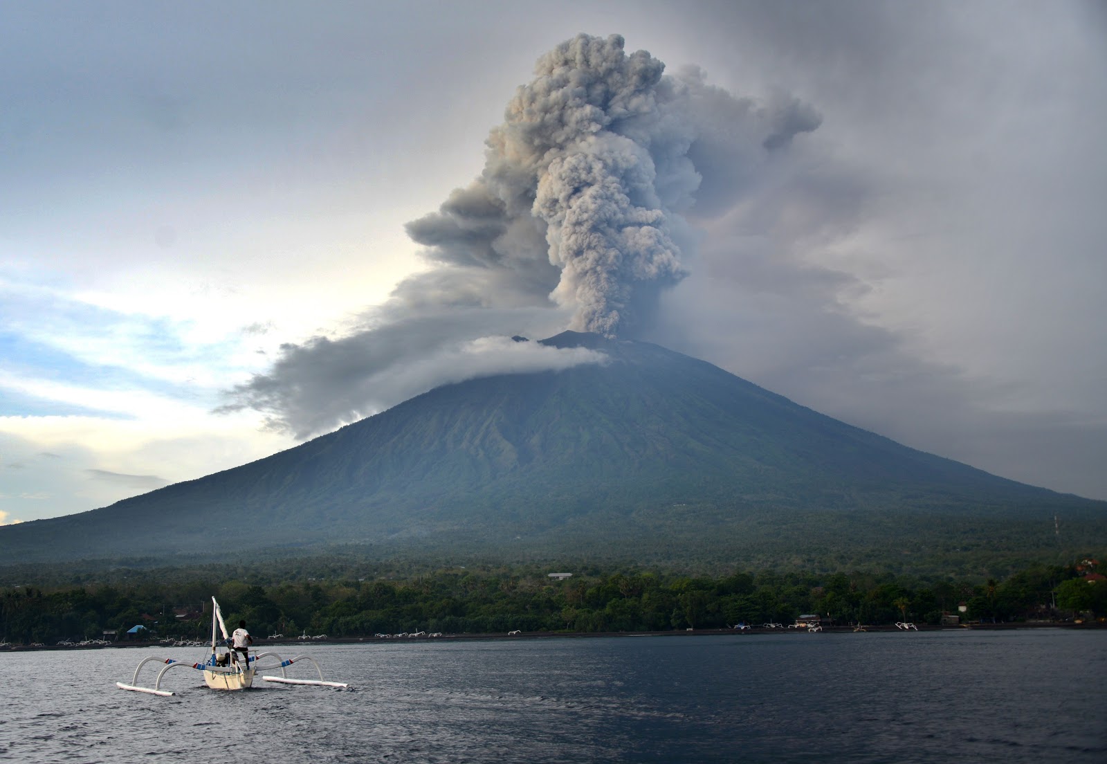 PHOTOS An erupting volcano is forcing Bali residents to flee VICE News